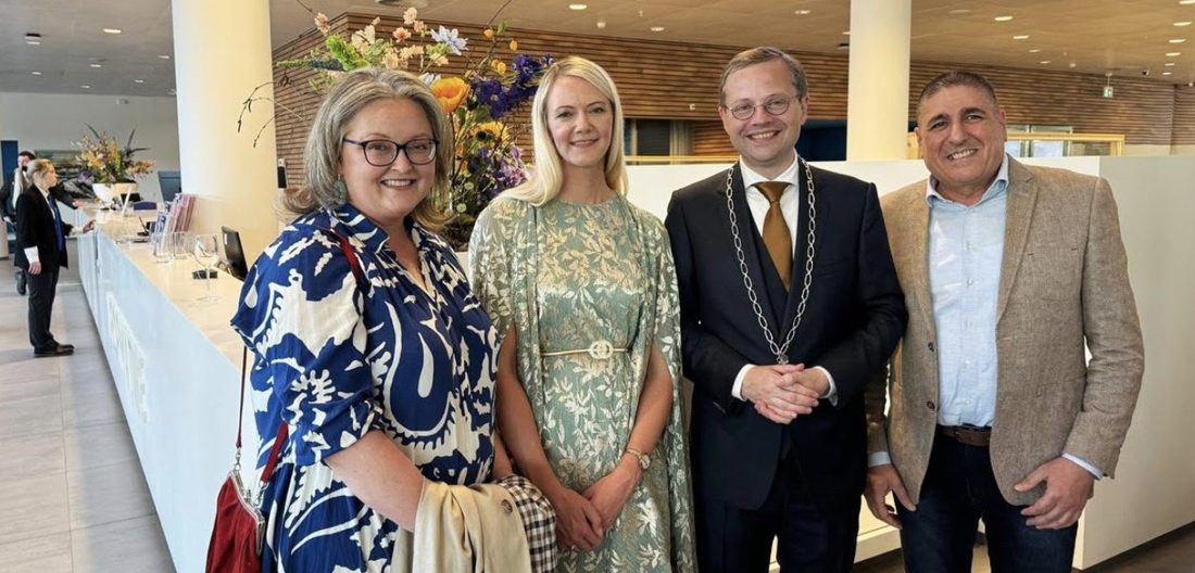 Rafy Sarkesian en bestuurslid Marian ter Riet samen met de nieuwe burgemeester van Almelo, Richard Korteland, en zijn vrouw