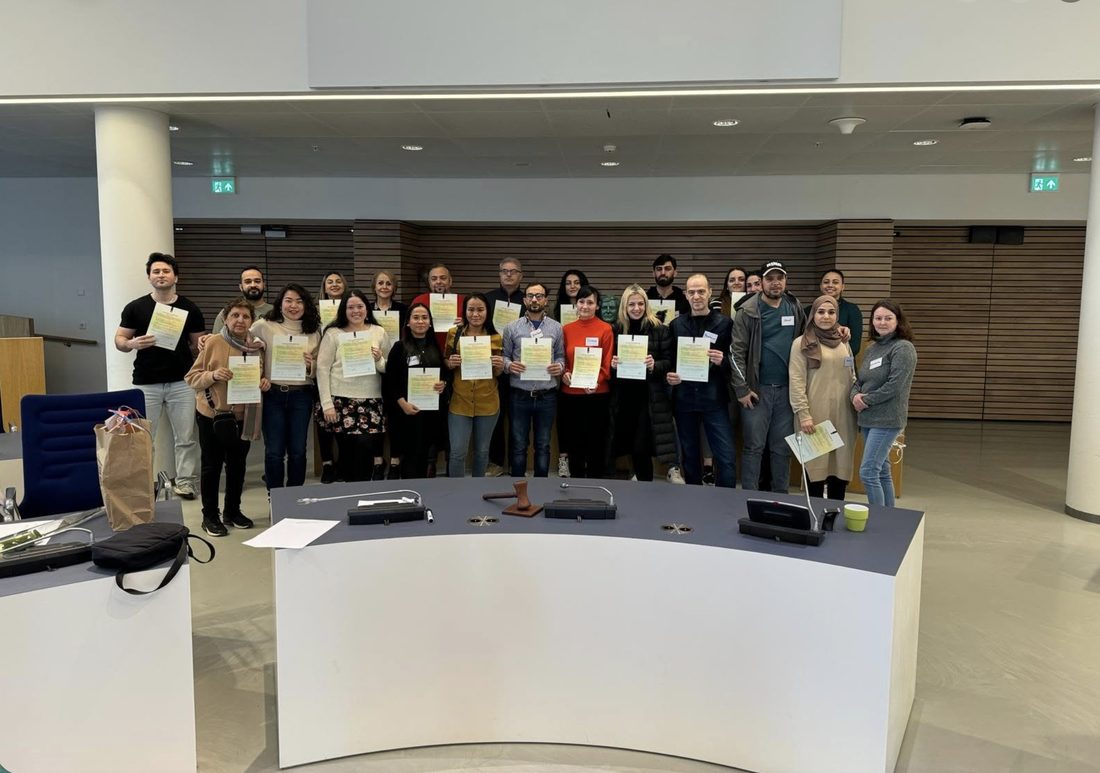 Een groep deelnemers met hun certificaat voor het participatieverklaringstraject in het stadhuis