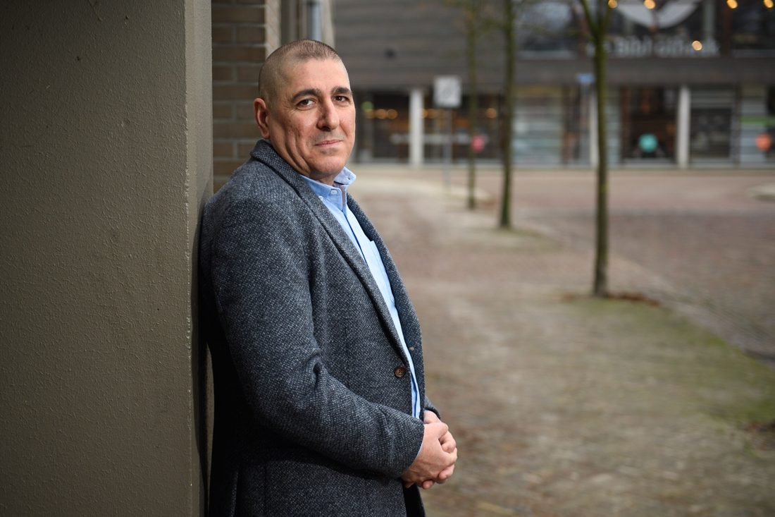Portret van Rafy Sarkesian, coördinator van SVWA